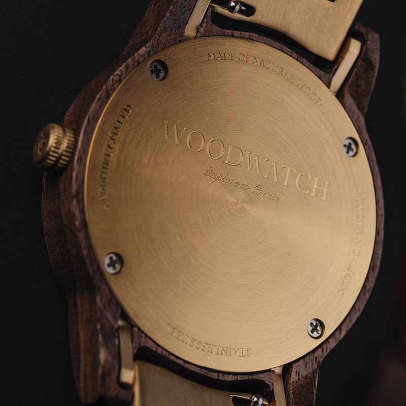 The CLASSIC Collection rethinks the aesthetic of a WoodWatch in a sophisticated way. The slim cases give a classy impression while featuring a unique a moonphase movement and two extra subdials featuring a week and month display. The CLASSIC Hunter is mad
