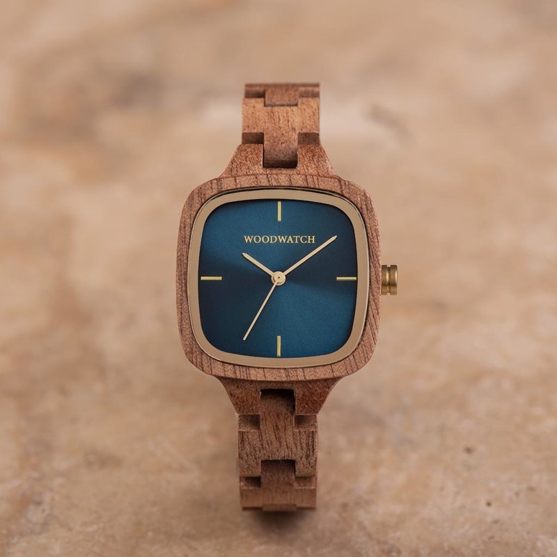 The CITY Atomic features a 30mm square case with a blue dial and golden details. The watch band consists of natural Mahogany wood that has been hand-finished to perfection and to create our latest small-band design.