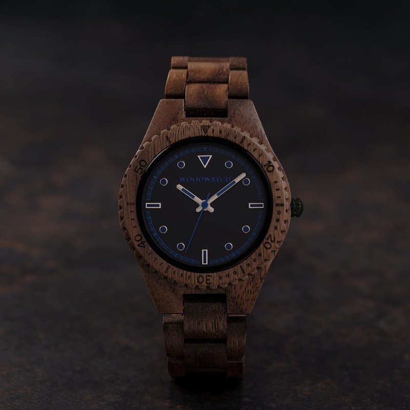 The Forester collection breathes nature and simplicity. Experience true freedom with the FORESTER Everglade, featuring a slim 40mm diameter case, black dial and unique blue details. Made from sustainable Walnut wood from North America, this watch is a per