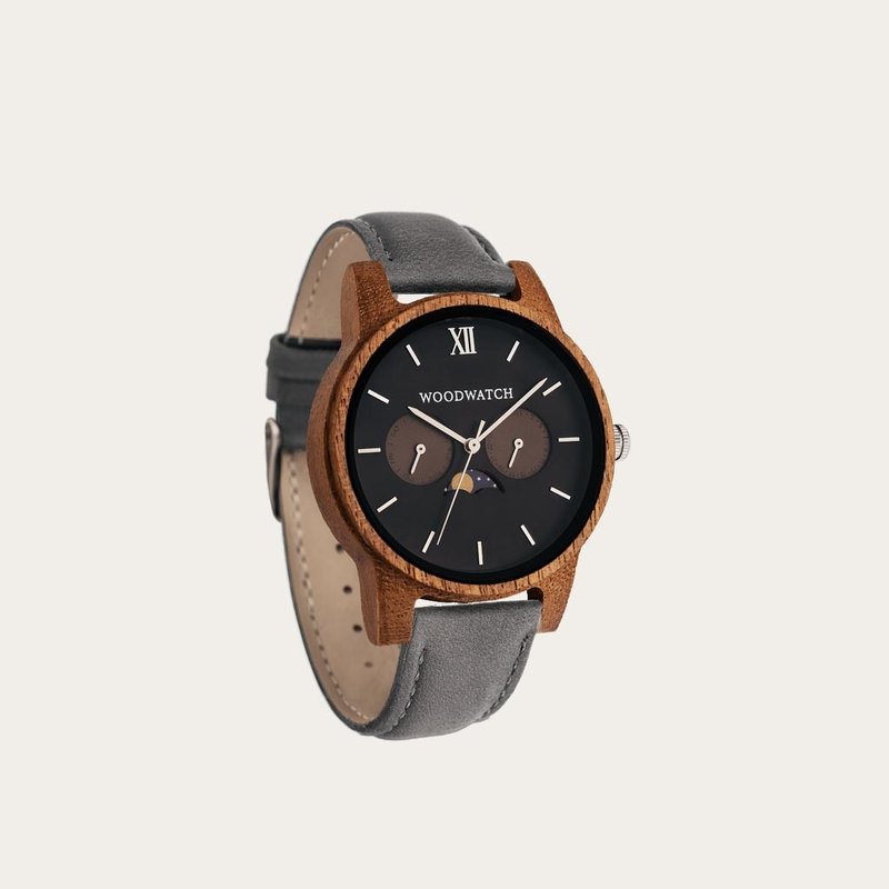 The CLASSIC Collection rethinks the aesthetic of a WoodWatch in a sophisticated way. The slim cases give a classy impression while featuring a unique a moonphase movement and two extra subdials featuring a week and month display. The CLASSIC Maverick Grey
