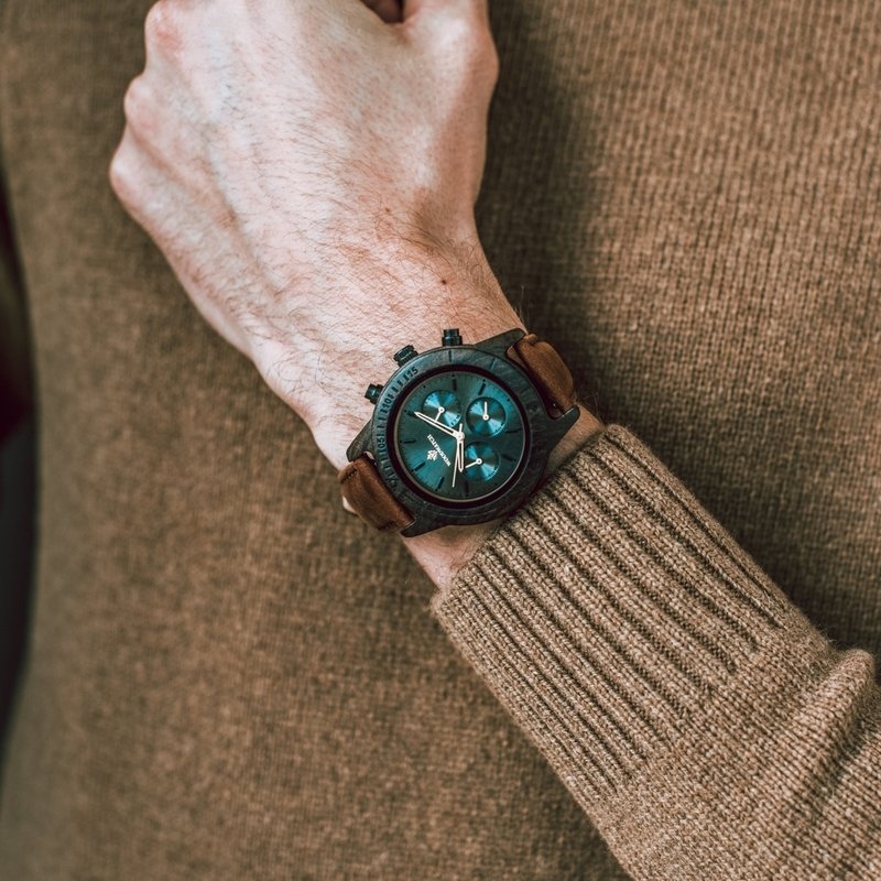 The CHRONUS Dark Eclipse Pecan features a classic SEIKO VD54 chronograph movement, scratch resistant sapphire coated glass and stainless steel enforced strap links. The watch is made of green sandalwood and has a black dial with golden details. Handcrafte