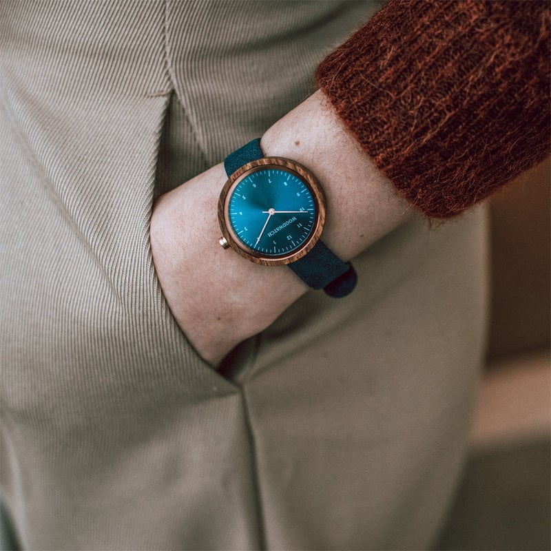 Inspired by contemporary Nordic minimalism. The NORDIC Malmo Navy features a 36mm diameter kosso wood case with a blue dial and golden details. Handmade from sustainably sourced wood combined with an ultra soft navy blue sustainable vegan leather strap.