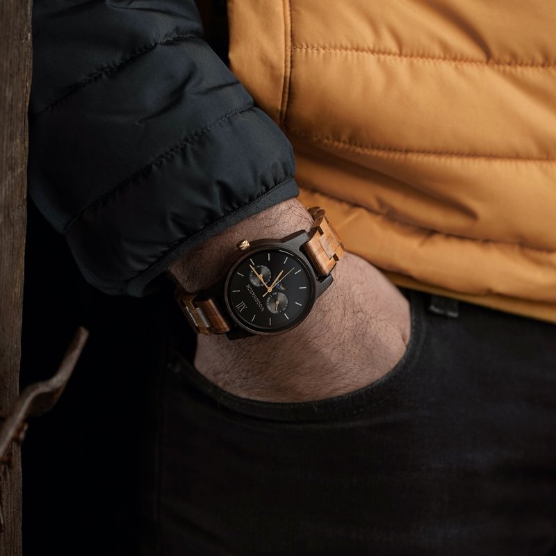 The CLASSIC Collection rethinks the aesthetic of a WoodWatch in a sophisticated way. The slim cases give a classy impression while featuring a unique a moonphase movement and two extra subdials featuring a week and month display. The CLASSIC Dark Forest i