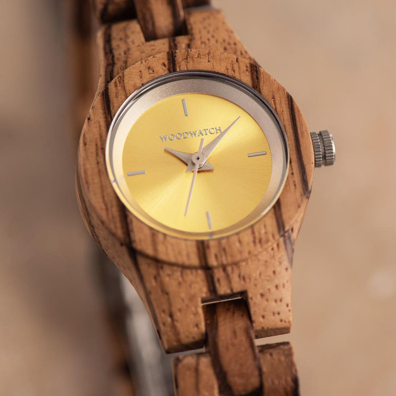 The Senna watch from the FLORA Collection consists of zebrawood that has been hand-crafted to its finest slenderness. The Senna features a yellow dial with silver colored details.