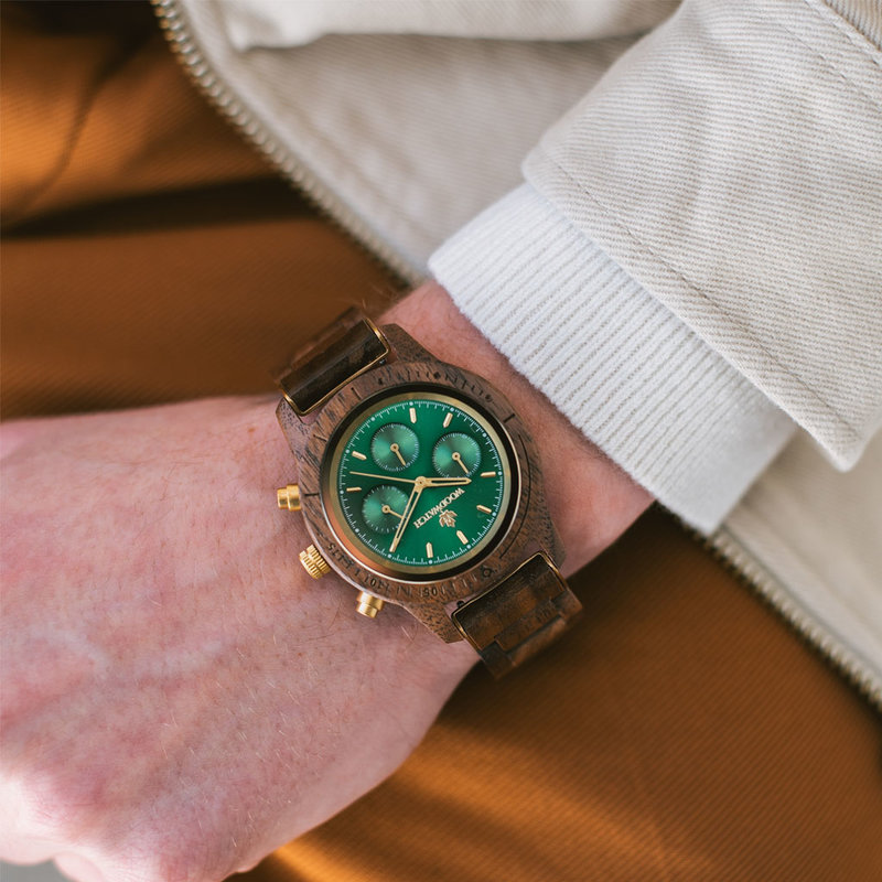 The CHRONUS Collection features a classic SEIKO VD54 chronograph movement, scratch resistant sapphire coated glass and stainless steel enforced strap links. The CHRONUS Emerald Gold is made of American walnut wood and has a green dial with golden details.