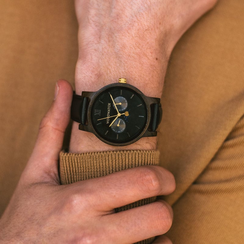 The CLASSIC Collection rethinks the aesthetic of a WoodWatch in a sophisticated way. The slim cases give a classy impression while featuring a unique a moonphase movement and two extra subdials featuring a week and month display. The CLASSIC Dark Forest J