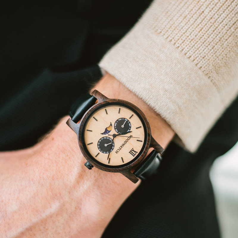 The CLASSIC Collection rethinks the aesthetic of a WoodWatch in a sophisticated way. The slim cases give a classy impression while featuring a unique a moonphase movement and two extra subdials featuring a week and month display. The CLASSIC Outland Jet i