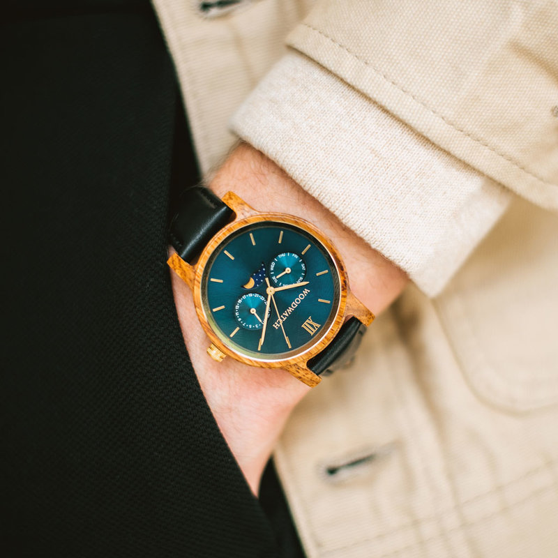 The CLASSIC Collection rethinks the aesthetic of a WoodWatch in a sophisticated way. The slim cases give a classy impression while featuring a unique a moonphase movement and two extra subdials featuring a week and month display. The CLASSIC Sailor Jet is