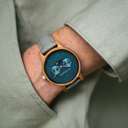 The CLASSIC Collection rethinks the aesthetic of a WoodWatch in a sophisticated way. The slim cases give a classy impression while featuring a unique a moonphase movement and two extra subdials featuring a week and month display. The CLASSIC Surfer Grey i