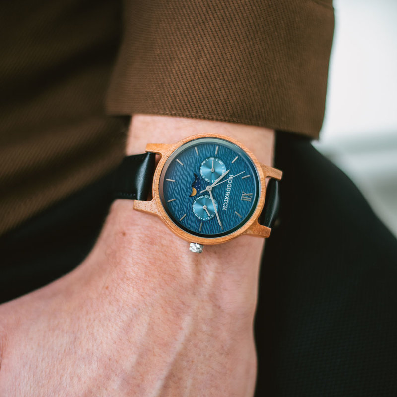 The CLASSIC Collection rethinks the aesthetic of a WoodWatch in a sophisticated way. The slim cases give a classy impression while featuring a unique a moonphase movement and two extra subdials featuring a week and month display. The CLASSIC Surfer Jet is