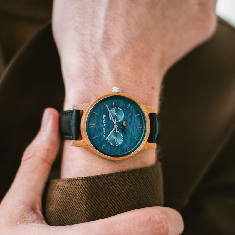 The CLASSIC Collection rethinks the aesthetic of a WoodWatch in a sophisticated way. The slim cases give a classy impression while featuring a unique a moonphase movement and two extra subdials featuring a week and month display. The CLASSIC Surfer Jet is