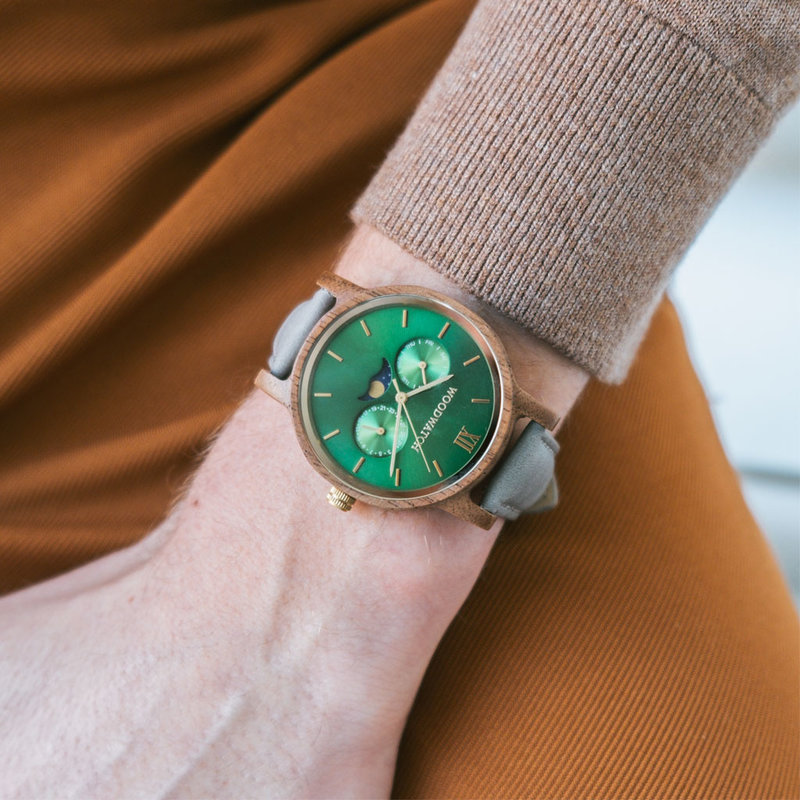 The CLASSIC Collection rethinks the aesthetic of a WoodWatch in a sophisticated way. The slim cases give a classy impression while featuring a unique a moonphase movement and two extra subdials featuring a week and month display. The CLASSIC Hunter Grey i