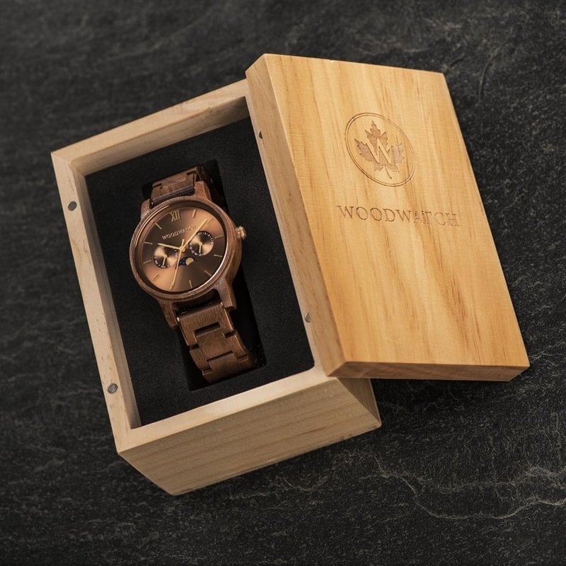 The CLASSIC Collection rethinks the aesthetic of a WoodWatch in a sophisticated way. The slim cases give a classy impression while featuring a unique a moonphase movement and two extra subdials featuring a week and month display. The CLASSIC Barista is ma