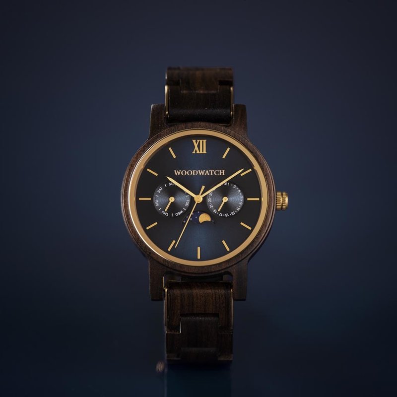 The CLASSIC Collection rethinks the aesthetic of a WoodWatch in a sophisticated way. The slim cases give a classy impression while featuring a unique a moonphase movement and two extra subdials featuring a week and month display. The CLASSIC Dark Sailor i