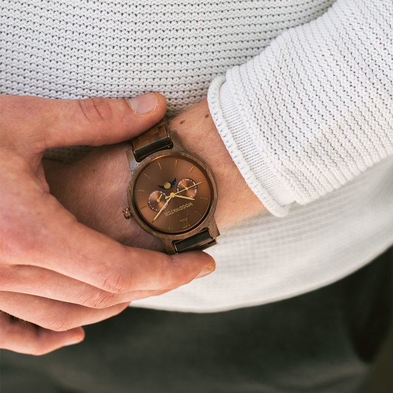 The CLASSIC Collection rethinks the aesthetic of a WoodWatch in a sophisticated way. The slim cases give a classy impression while featuring a unique a moonphase movement and two extra subdials featuring a week and month display. The CLASSIC Barista is ma