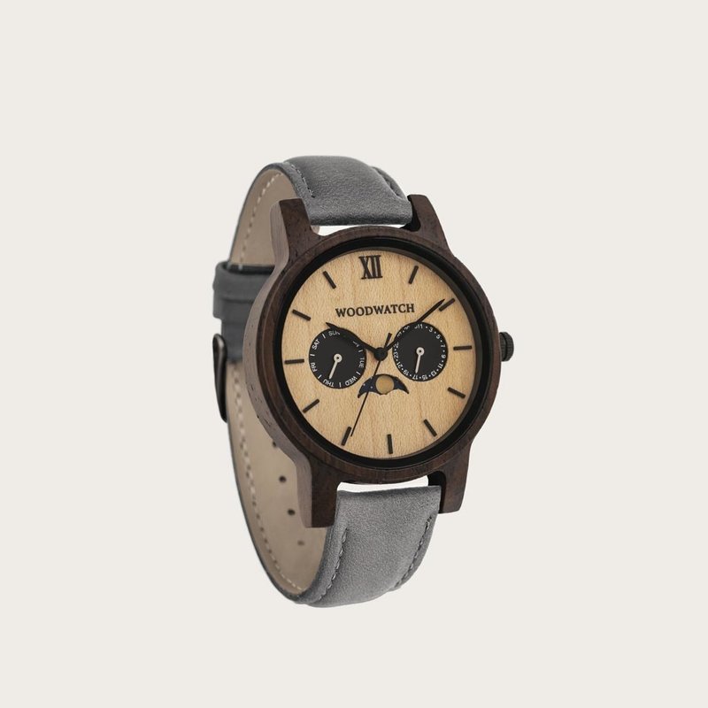 The CLASSIC Collection rethinks the aesthetic of a WoodWatch in a sophisticated way. The slim cases give a classy impression while featuring a unique a moonphase movement and two extra subdials featuring a week and month display. The CLASSIC Outland Grey