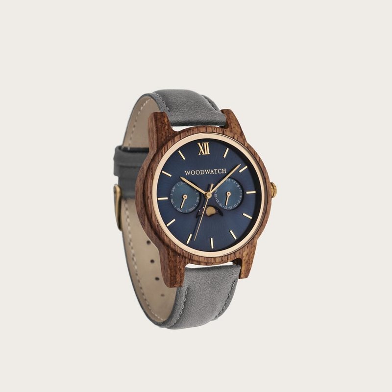 The CLASSIC Collection rethinks the aesthetic of a WoodWatch in a sophisticated way. The slim cases give a classy impression while featuring a unique a moonphase movement and two extra subdials featuring a week and month display. The CLASSIC Sailor Grey i