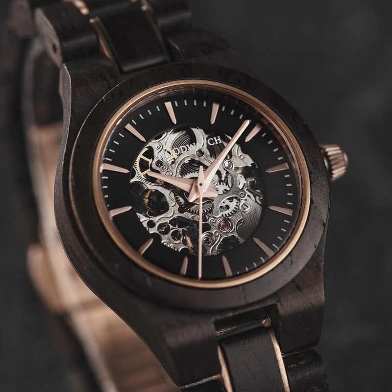 The AUTOMATIC Wanderer features a self-winding automatic mechanical movement with 36 hours power reserve. A distinctive optical experience is created through the 33mm case with a roségold bezel and black dial with a partial open heart, revealing the comp