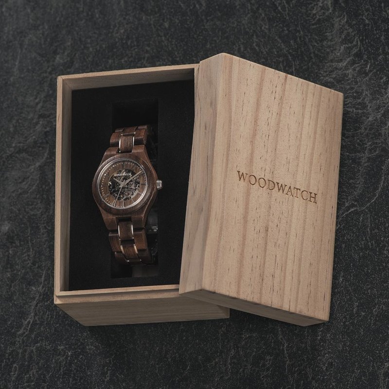The AUTOMATIC Voyager features a self-winding automatic mechanical movement with 36 hours power reserve. A distinctive optical experience is created through the 33mm case with a silver bezel and partial wooden dial with an open heart, revealing the comple