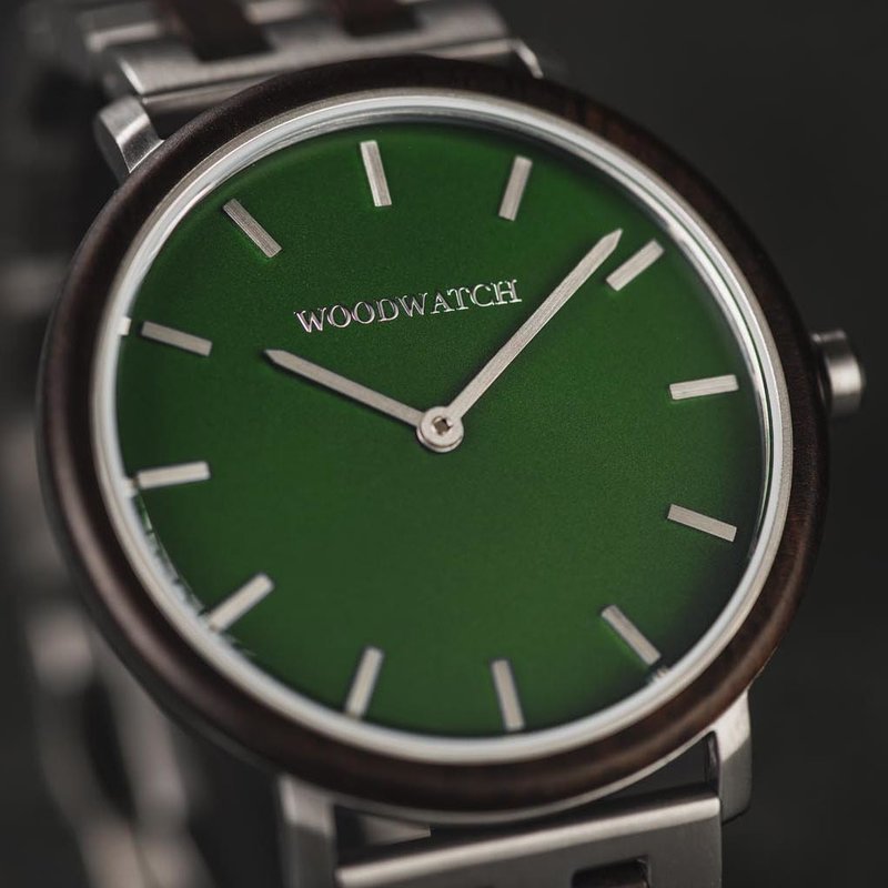 A renewed MINIMAL design with a timeless look that matches any occasion. Featuring a thin, steel case, and leadwood bezel and green dial. Comes with a new watch strap, designed from the ground up to perfectly match the minimal watch case in style and mate