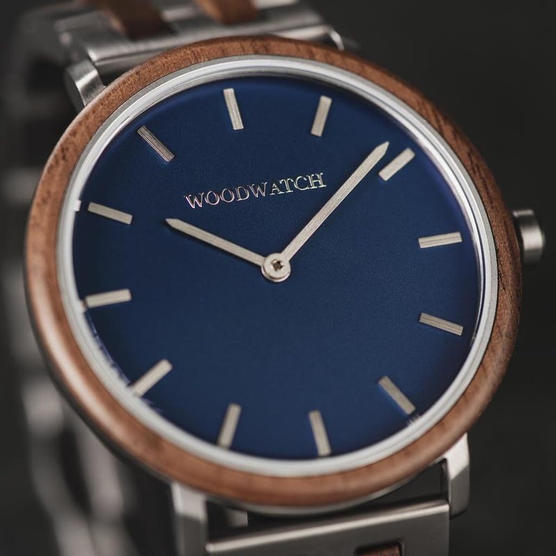 A renewed MINIMAL design with a timeless look that matches any occasion. Featuring a thin, steel case, and walnut bezel and blue dial. Comes with a new watch strap, designed from the ground up to perfectly match the minimal watch case in style and materia