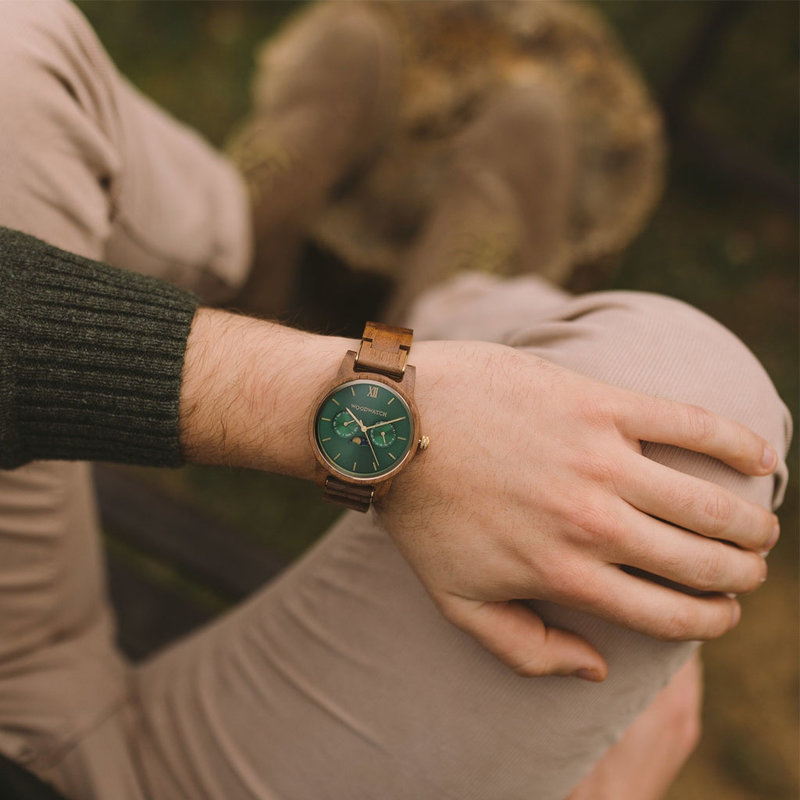 The CLASSIC Collection rethinks the aesthetic of a WoodWatch in a sophisticated way. The slim cases give a classy impression while featuring a unique a moonphase movement and two extra subdials featuring a week and month display. The CLASSIC Hunter is mad