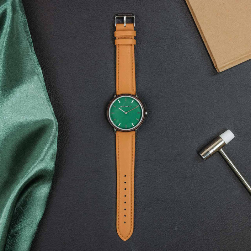 A renewed MINIMAL design with a timeless look that matches any occasion. Featuring a thin, steel case, and leadwood bezel and green dial. Comes with a new watch strap, designed from the ground up to perfectly match the minimal watch case in style and mate