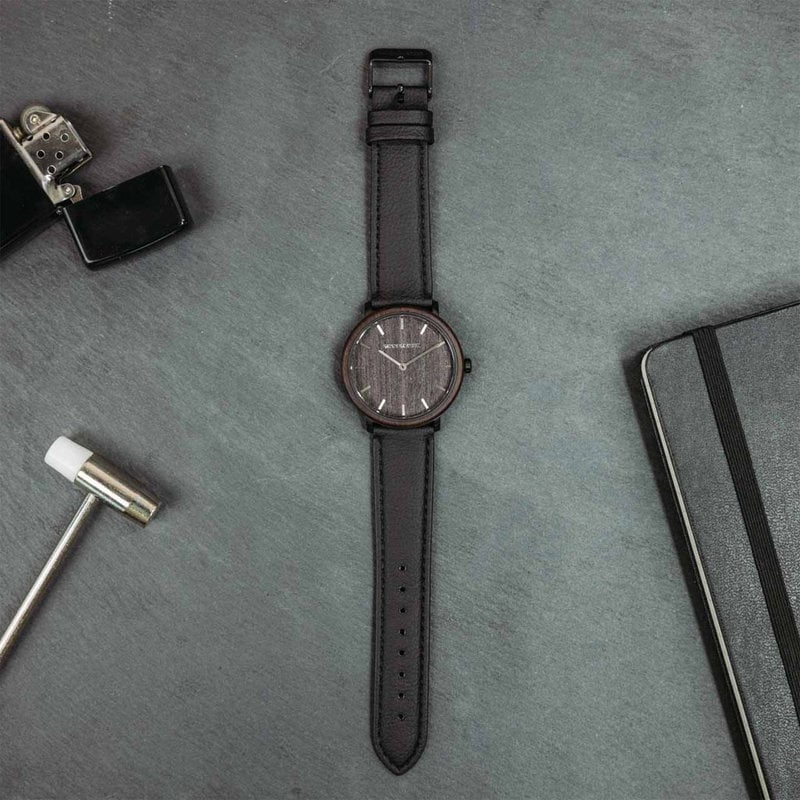 A renewed MINIMALl design with a timeless look that matches any occasion. Featuring a thin, black case, and leadwood bezel and dial. Comes with a new watch strap, designed from the ground up to perfectly match the minimal watch case in style and materials