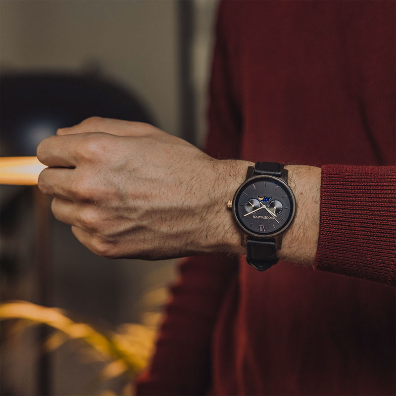 The CLASSIC Collection rethinks the aesthetic of a WoodWatch in a sophisticated way. The slim cases give a classy impression while featuring a unique a moonphase movement and two extra subdials featuring a week and month display. The CLASSIC Dark Forest i