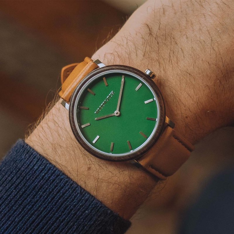 A renewed MINIMAL design with a timeless look that matches any occasion. Featuring a thin, steel case, and leadwood bezel and green dial. Comes with a new watch strap, designed from the ground up to perfectly match the minimal watch case in style and mate