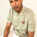 Unisex short-sleeved polo with a front placket with 2 buttons in matching body colour. Made of 100% organic cotton, featuring embroidered Harvey logo.