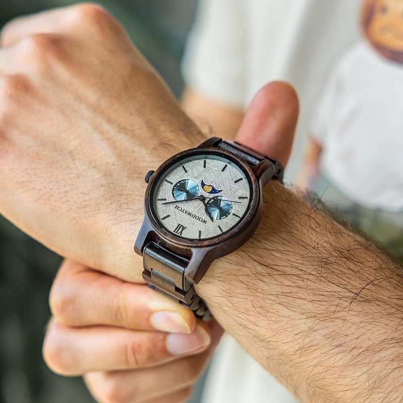 The CLASSIC Collection rethinks the aesthetic of a WoodWatch in a sophisticated way. The slim cases give a classy impression while featuring a unique a moonphase movement and two extra subdials featuring a week and month display. The CLASSIC Artemis is ma