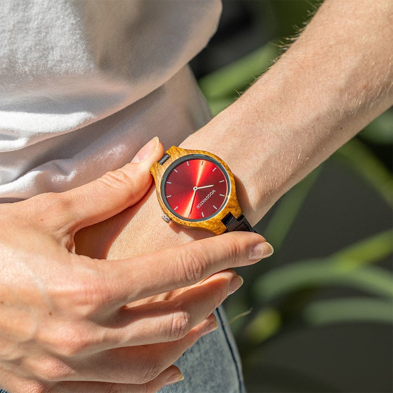 The AURORA Collection breaths the fresh air of Scandinavian nature and the astonishing views of the sky. This light weighing watch is made of kosso wood, accompanied by a red stainless-steel dial.Comes with a cactus leather strap in matching black, extrem