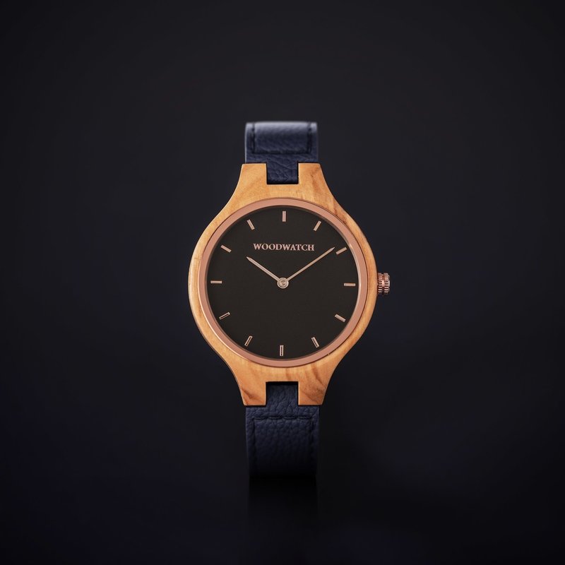 The AURORA Collection breaths the fresh air of Scandinavian nature and the astonishing views of the sky. This light weighing watch is made of European Olive Wood, accompanied by a stainless-steel sky-black dial and starry rose-gold details.<br />
Comes with a c