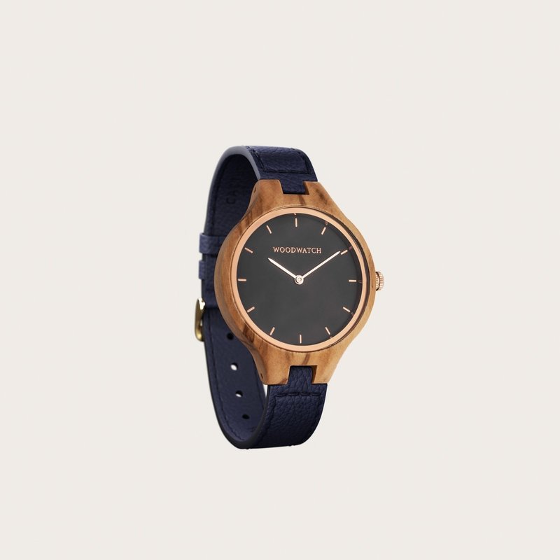 The AURORA Collection breaths the fresh air of Scandinavian nature and the astonishing views of the sky. This light weighing watch is made of European Olive Wood, accompanied by a stainless-steel sky-black dial and starry rose-gold details.<br />
Comes with a c