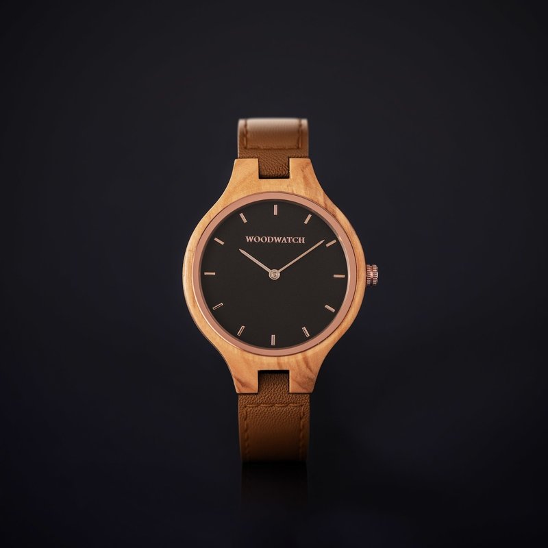 The AURORA Collection breaths the fresh air of Scandinavian nature and the astonishing views of the sky. This light weighing watch is made of European Olive Wood, accompanied by a stainless-steel sky-black dial and starry rose-gold details.<br />
Comes with a