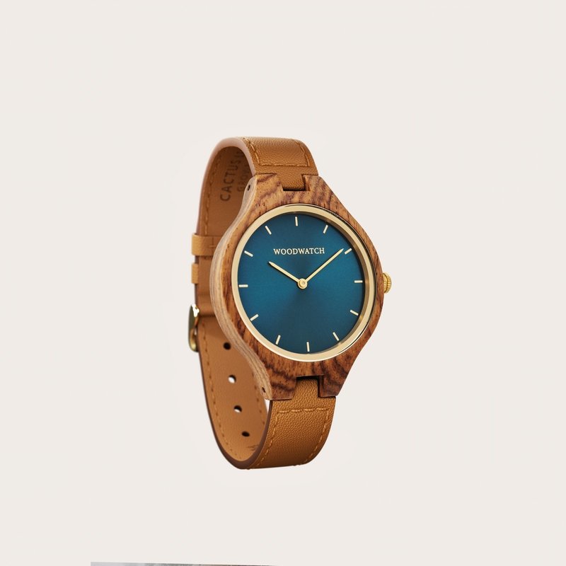 The AURORA Collection breaths the fresh air of Scandinavian nature and the astonishing views of the sky. This light weighing watch is made of kosso wood, accompanied by a blue stainless-steel dial with golden details.<br />
Comes with a cactus leather strap in