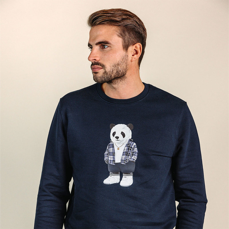 Soft unisex long-sleeved sweater with a round neck. Made of 85% organic cotton and 15% recycled polyester, featuring a full body Harvey print.