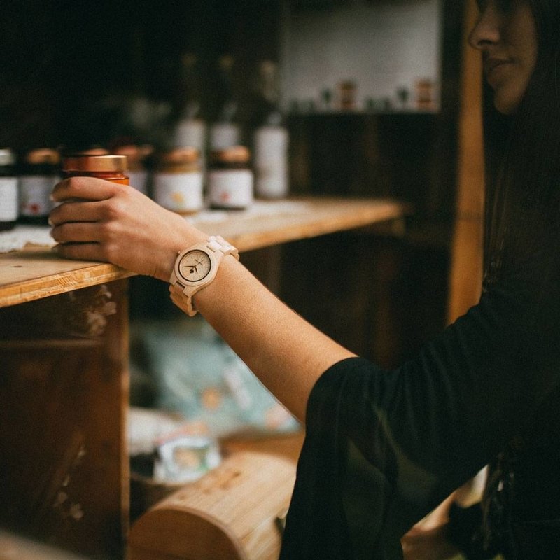 The CLASSIC Sailor has a classy slim case while featuring unique a moonphase movement and two extra subdials. The watch is made of East African Kosso Wood and features a blue dial and golden-colored details. Pair it perfectly with the ELLIPSE Clear BlueBl