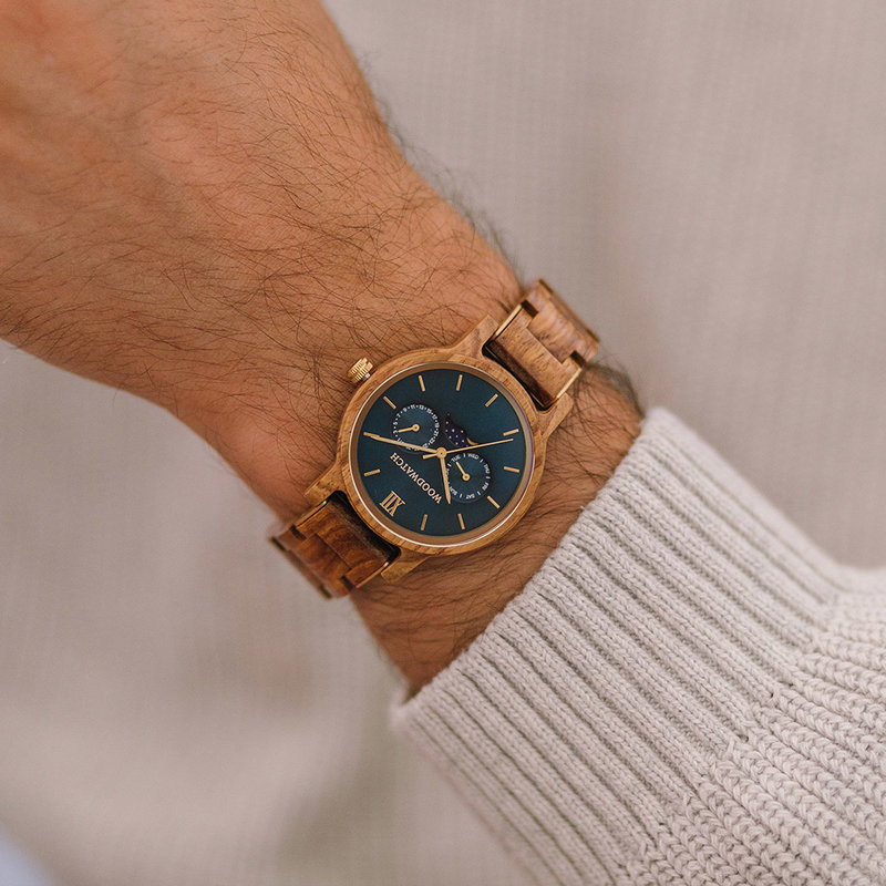 The CLASSIC Sailor has a classy slim case while featuring unique a moonphase movement and two extra subdials. The watch is made of East African Kosso Wood and features a blue dial and golden-colored details. Pair it perfectly with the ELLIPSE Clear BlueBl