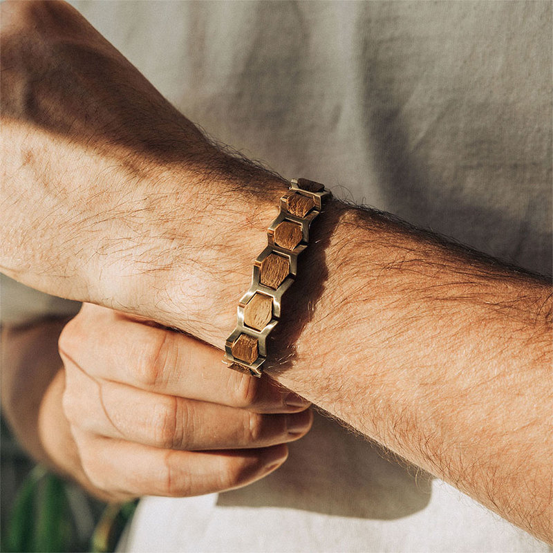 Wood and steel fusion bracelet with 13mm wide links. Pair it with a watch or wear it by itself. Comes in an engraveable wooden box.