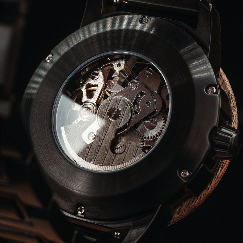 The HEROIC Steel Reel is made of Chacate Preto and Walnut Wood and features a black dial with light metal details.