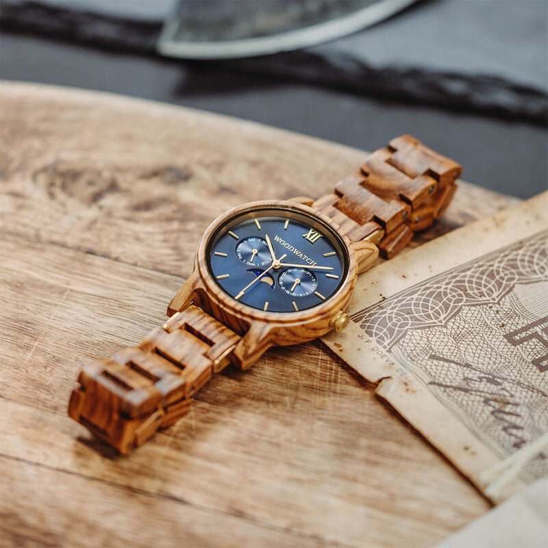 The CLASSIC Collection rethinks the aesthetic of a WoodWatch in a sophisticated way. The slim cases give a classy impression while featuring a unique a moonphase movement and two extra subdials featuring a week and month display. The CLASSIC Sailor is mad