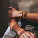 The Radiance Rose Champagne is crafted from olive wood and stainless steel brushed gold, featuring a light pink dial and brushed gold metal details.