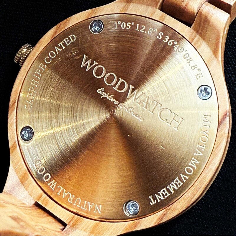 The Radiance Rose Champagne is crafted from olive wood and stainless steel brushed gold, featuring a light pink dial and brushed gold metal details.