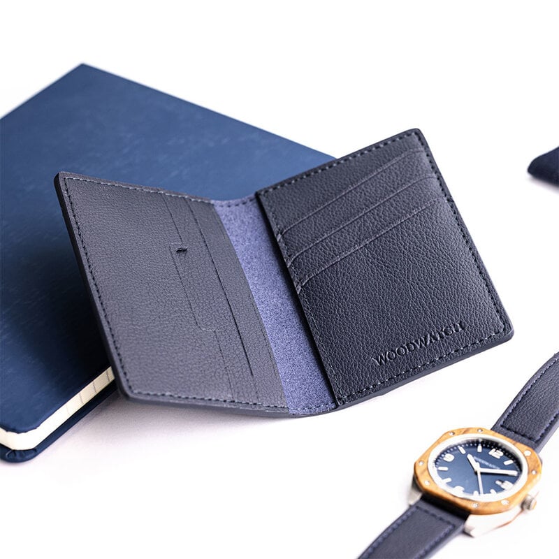 Premium wallet crafted from vegan cactus leather. Extremely soft and durable, made from cactus leaves from Mexico. Optimised for organisation, featuring 7 slots.