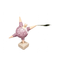 Dansende dame op betonblok