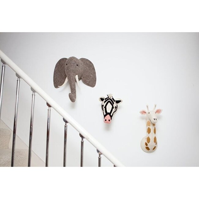 Fiona Walker Dierenkop Giraffe met Spots Medium van Fiona Walker