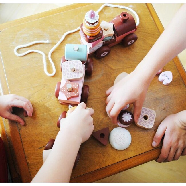 Magni Aps Houten Speeltrein met stapelbare taart en snoep