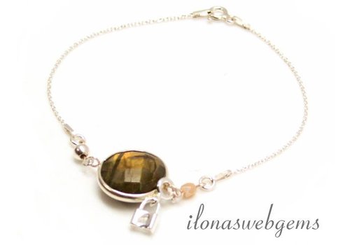 Inpsiratie Sterling silver charm bracelet with labradorite
